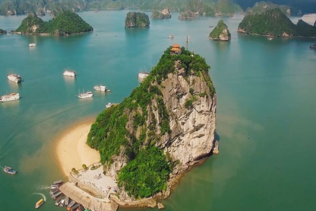 bai tam titop ha long