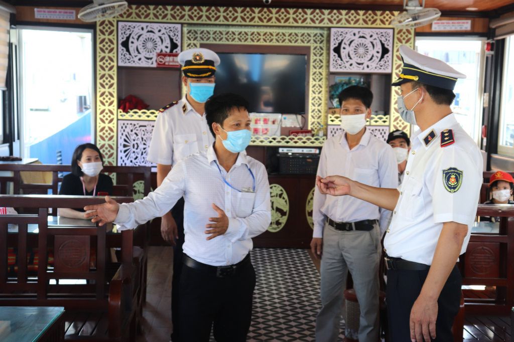 Tuân thủ quy tắc khi tham quan các hang động tại vịnh Hạ Long