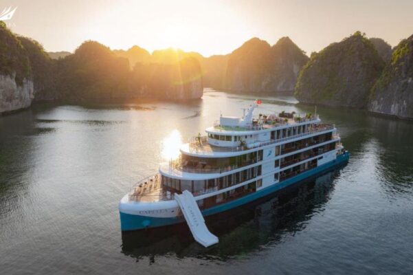 Du thuyền Capella Cruise