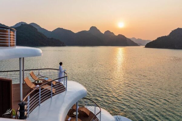 Hoàng hôn trên du thuyền Capella Cruise