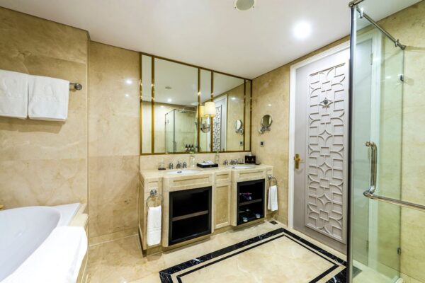 Grand Junior Suite King Hill View Vinpearl Resort Nha Trang (01)