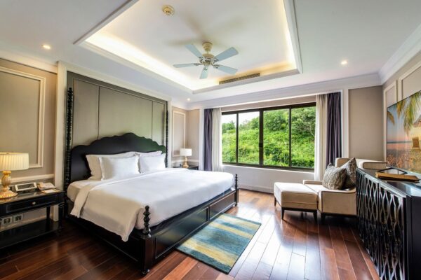 Grand Junior Suite King Hill View Vinpearl Resort Nha Trang (01)