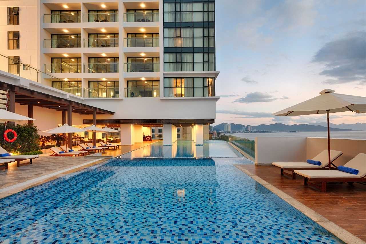 Ho-boi-khach-san-Vinpearl-Beachfront-Nha-Trang-08