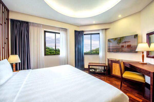 Junior Suite King Hill View Vinpearl Resort Nha Trang (03)
