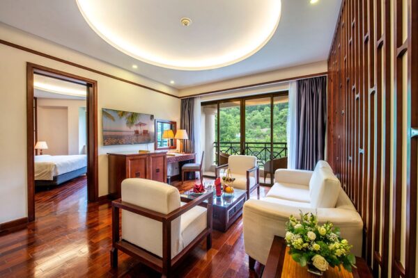 Junior Suite King Hill View Vinpearl Resort Nha Trang (03)