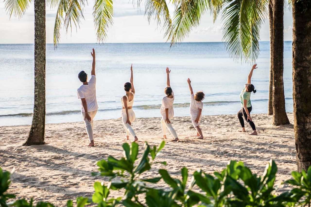 Yoga trên bãi biển phú quốc