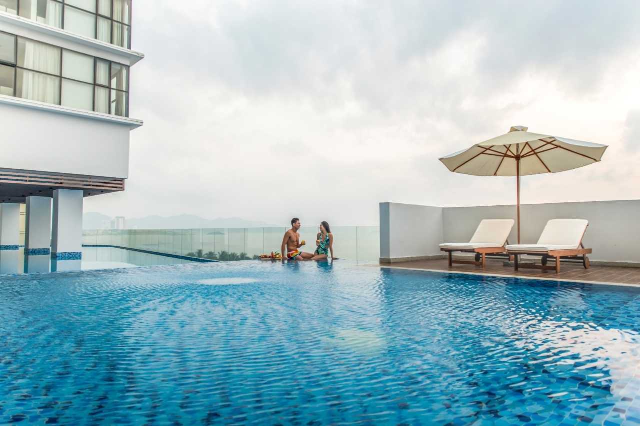 Hồ bơi vô cực tại Vinpearl Beachfront Nha Trang