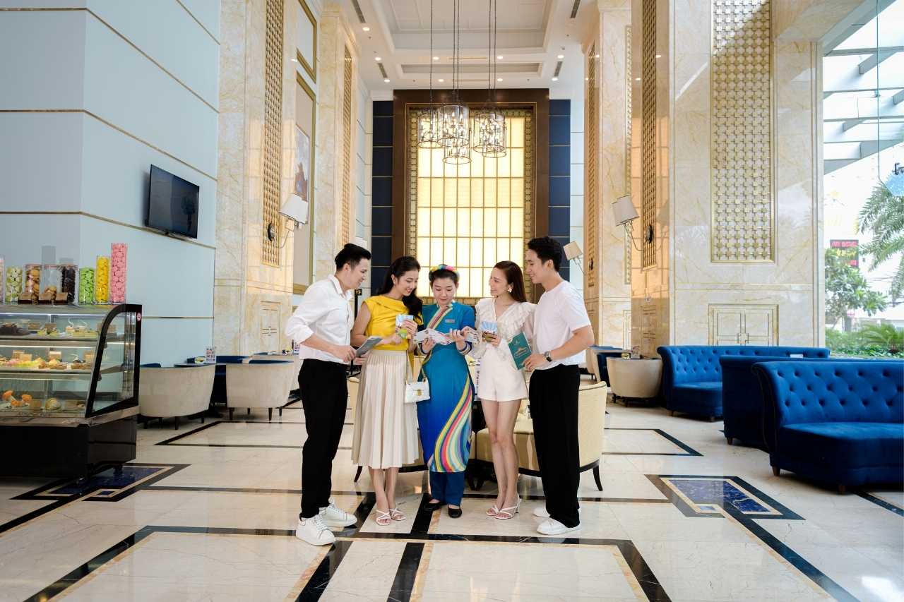 nhân viên vinpearl hỗ trợ tận tâm