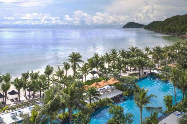 Biển bãi Khem trước khu nghỉ dưỡng JW Marriott