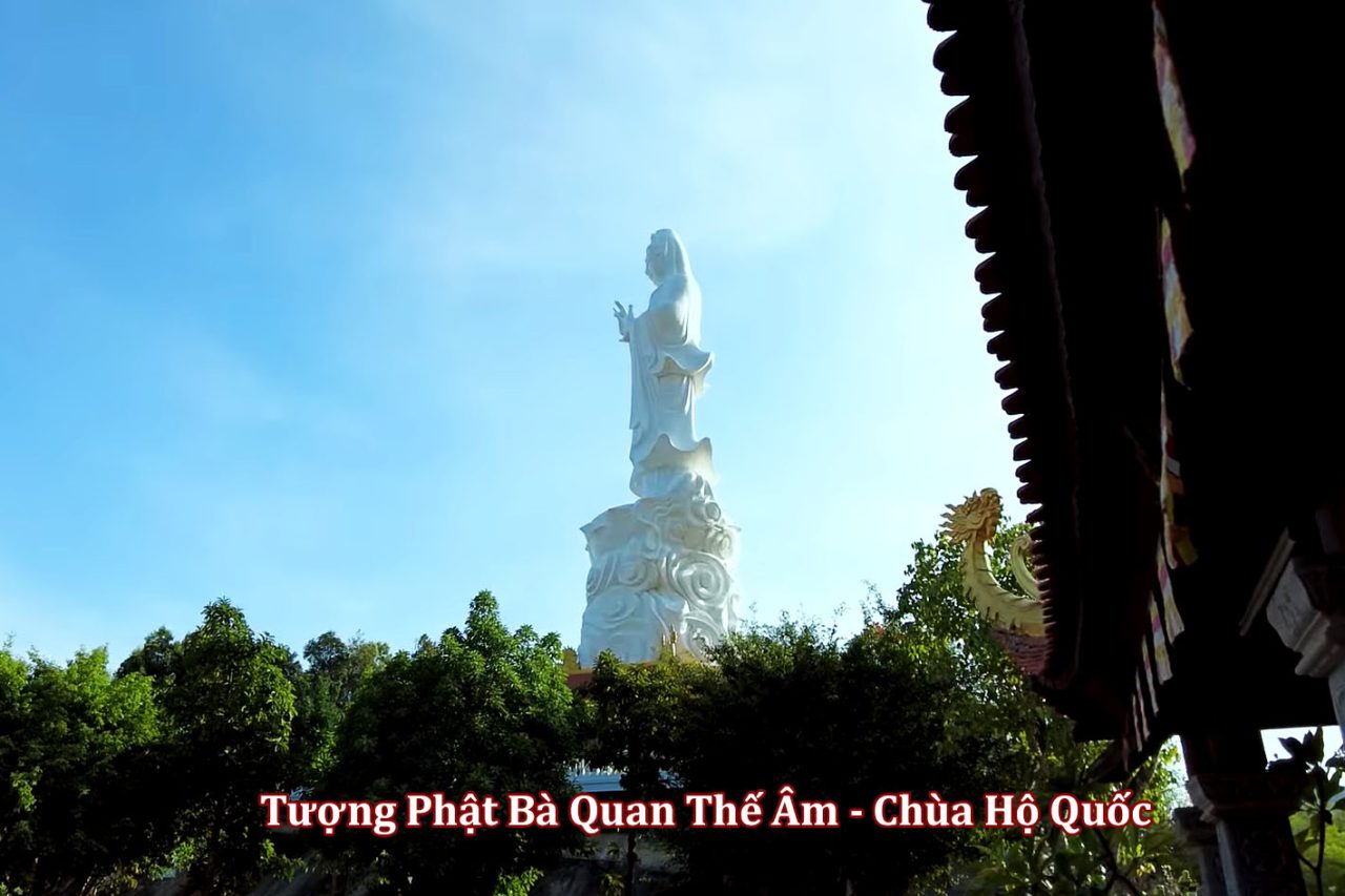 Tượng Phật Bà Quán Thế Âm Bồ Tát trong chùa Hộ Quốc Phú Quốc