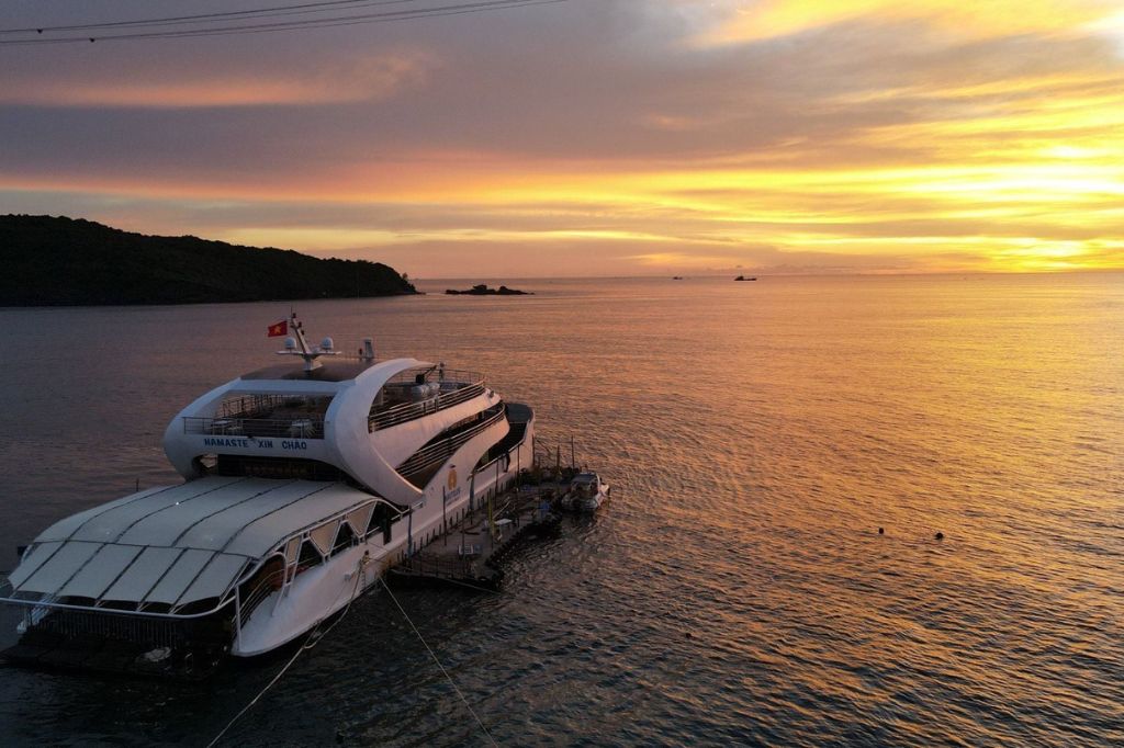 Luxury cruise Phú Quốc với boong rộng và cảnh hoàng hôn tuyệt đẹp.