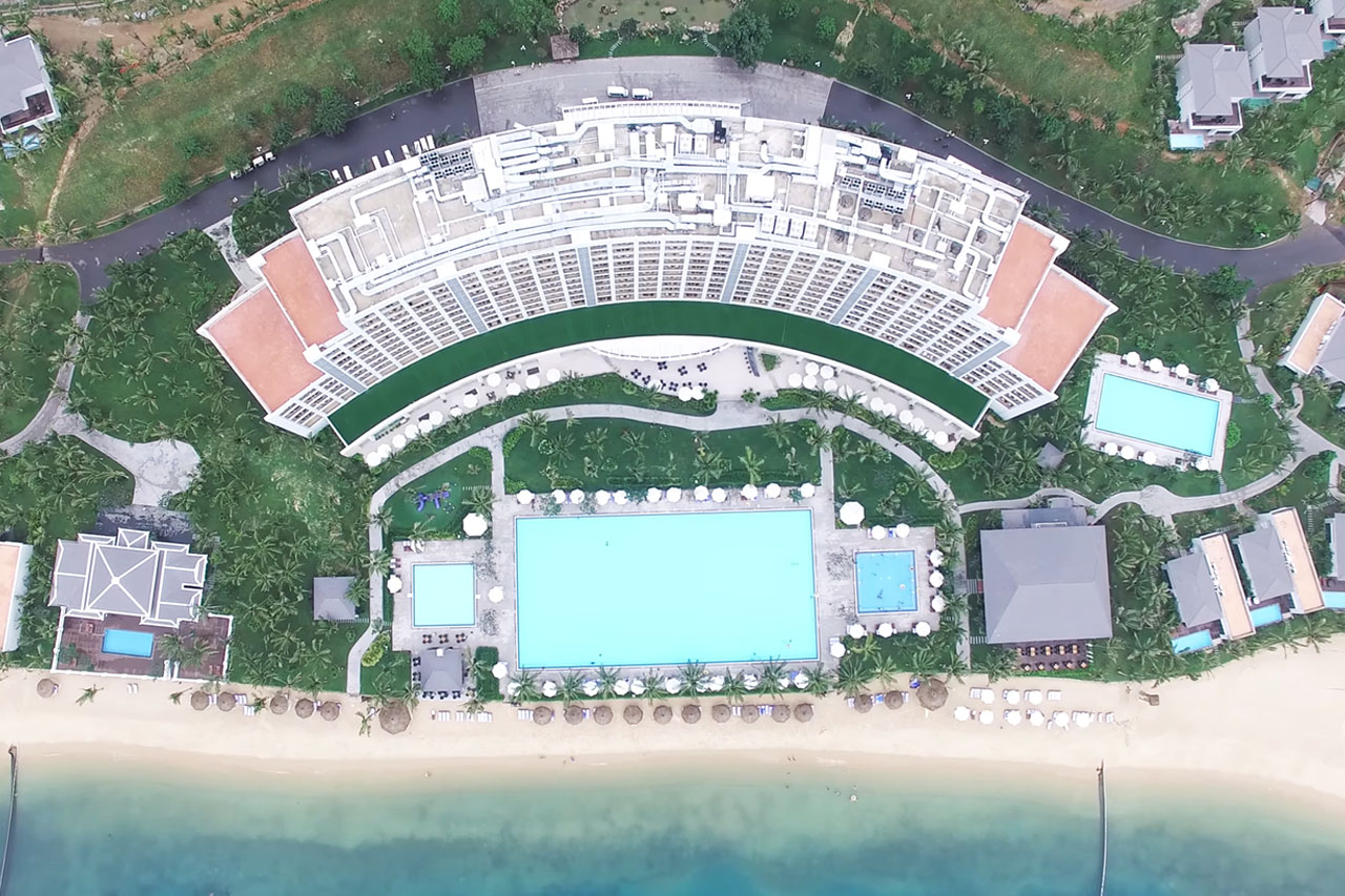hồ bơi tại Vinpearl Resort & Spa Nha Trang Bay