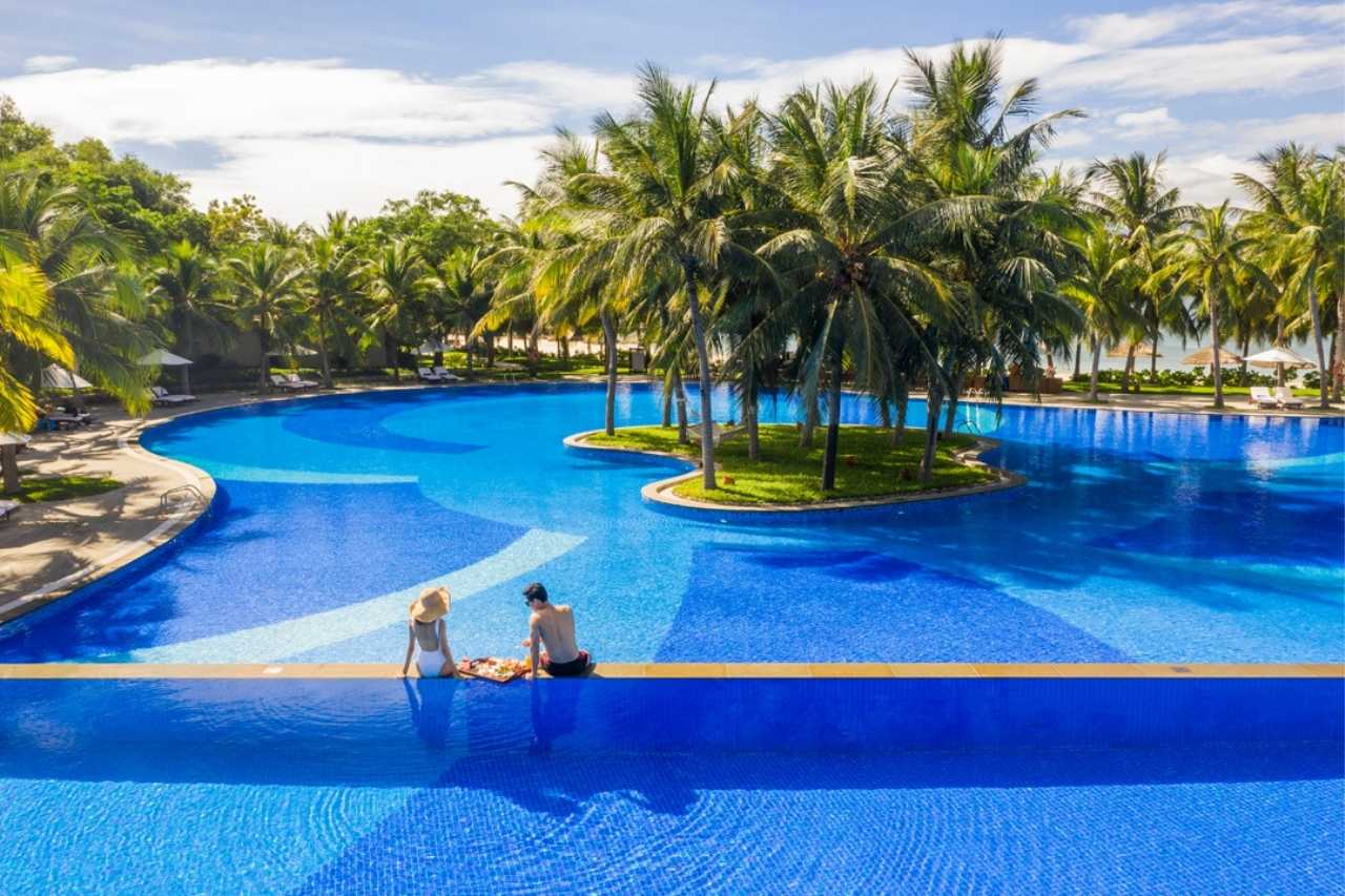 Hồ bơi vô cực tại Vinpearl Luxury Nha Trang