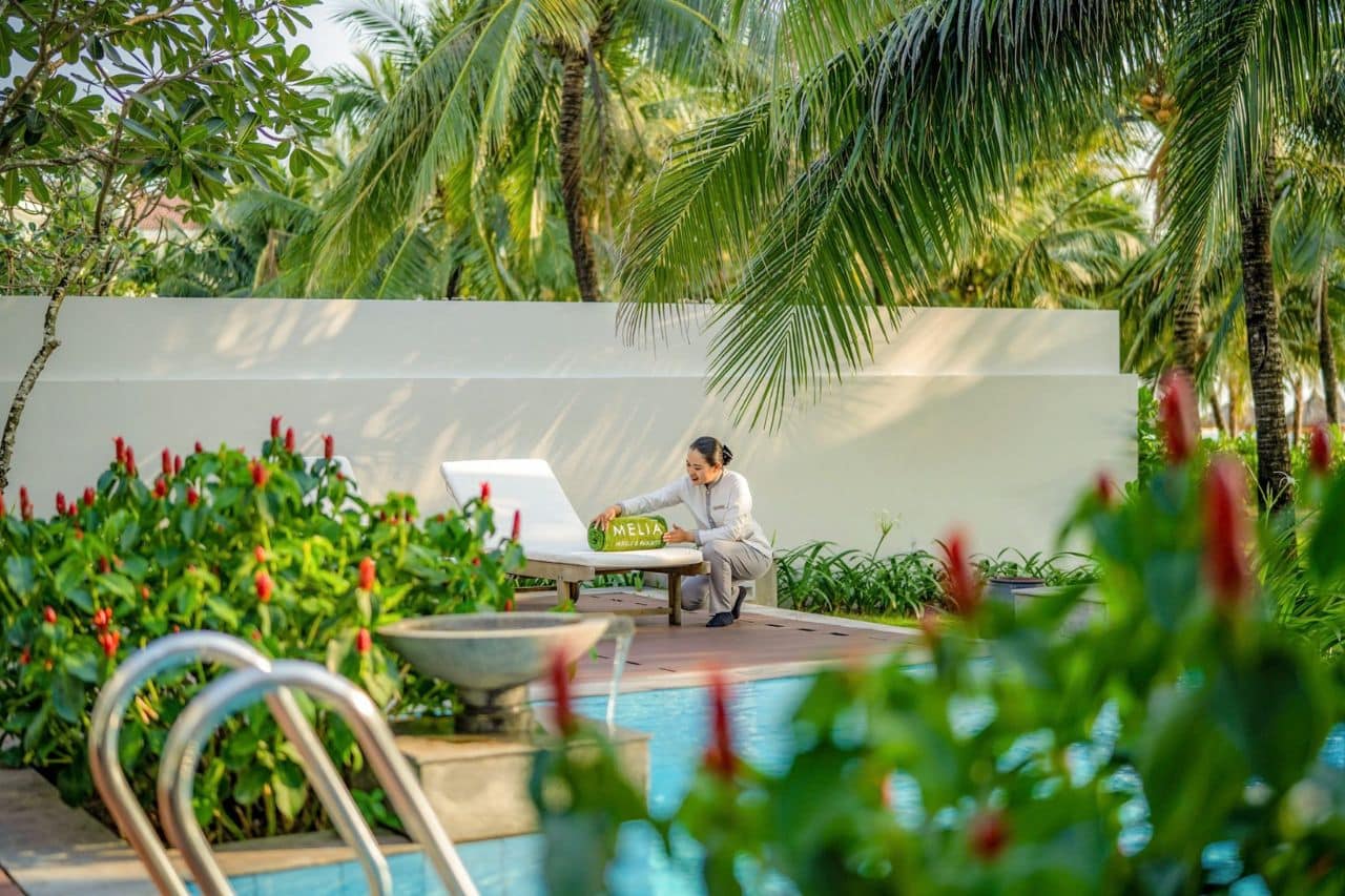 nhân viên phục vụ tại melia vinpearl phú quốc