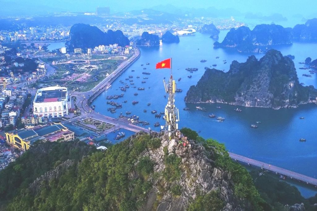 nui bài thơ hạ long