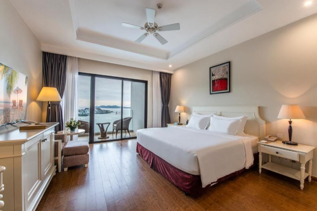 phòng deluxe view biển tại Vinpearl Resort & Spa Nha Trang Bay