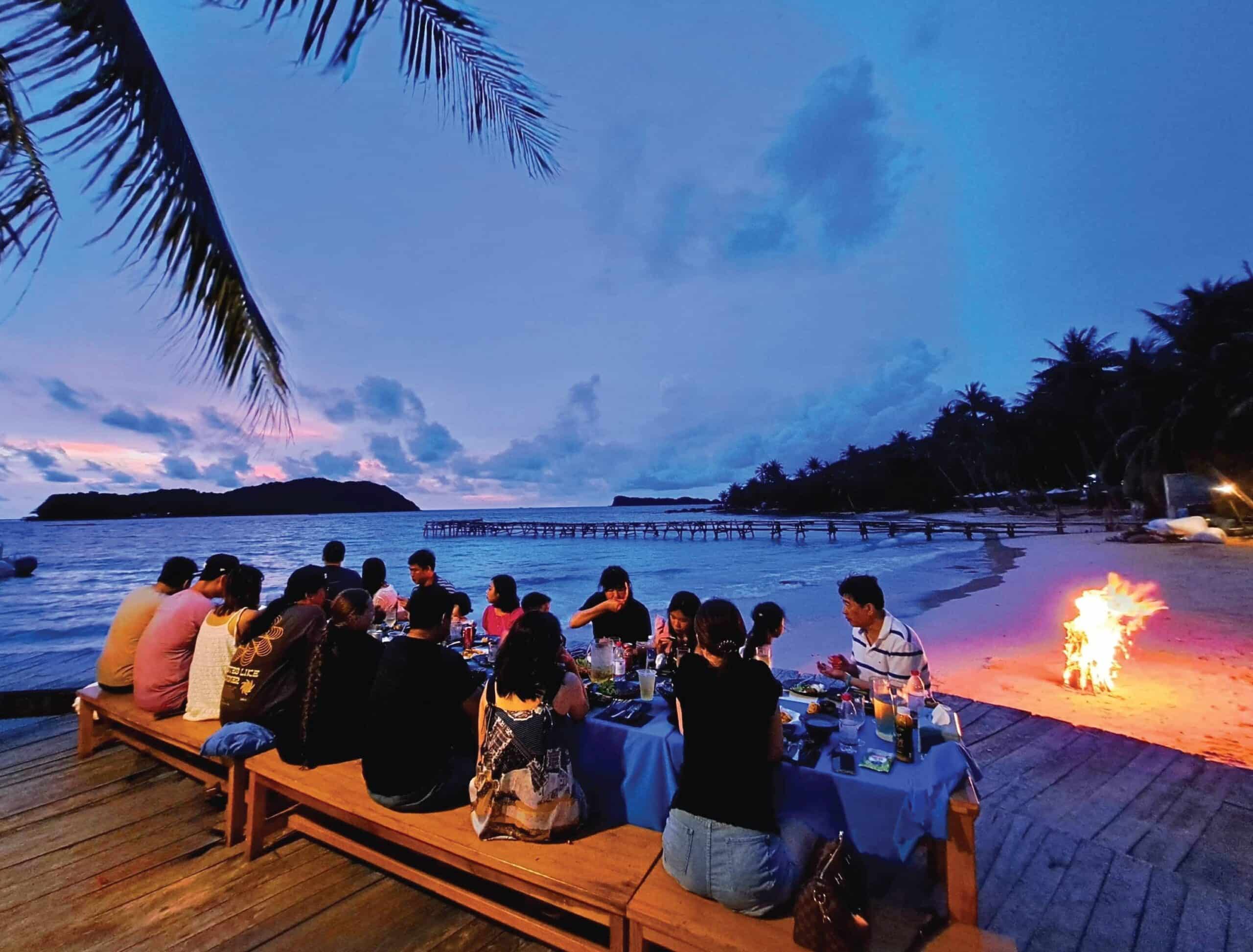 Tiệc BBQ ngoài bãi biển